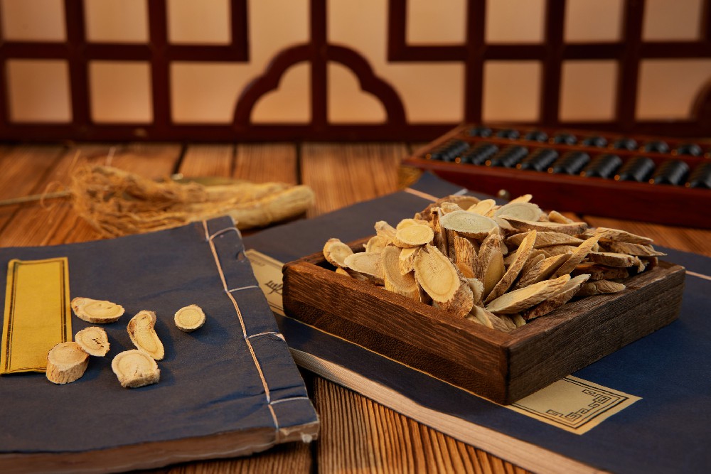 摄图网_507732051_banner_桌子上的黄芪和古书（企业商用）.jpg
